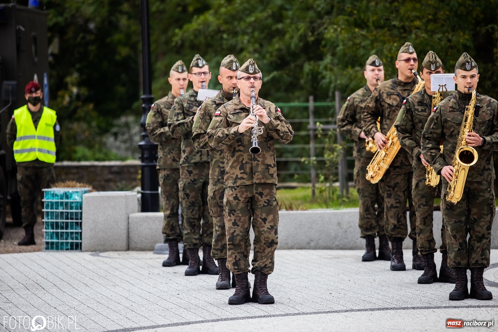 Zdjęcie w galerii na portalu naszraciborz.pl: Rok po tragicznej śmierci saperów. W Kuźni Raciborskiej odsłonięto tablicę pamiątkową  wiadomości z regionu
