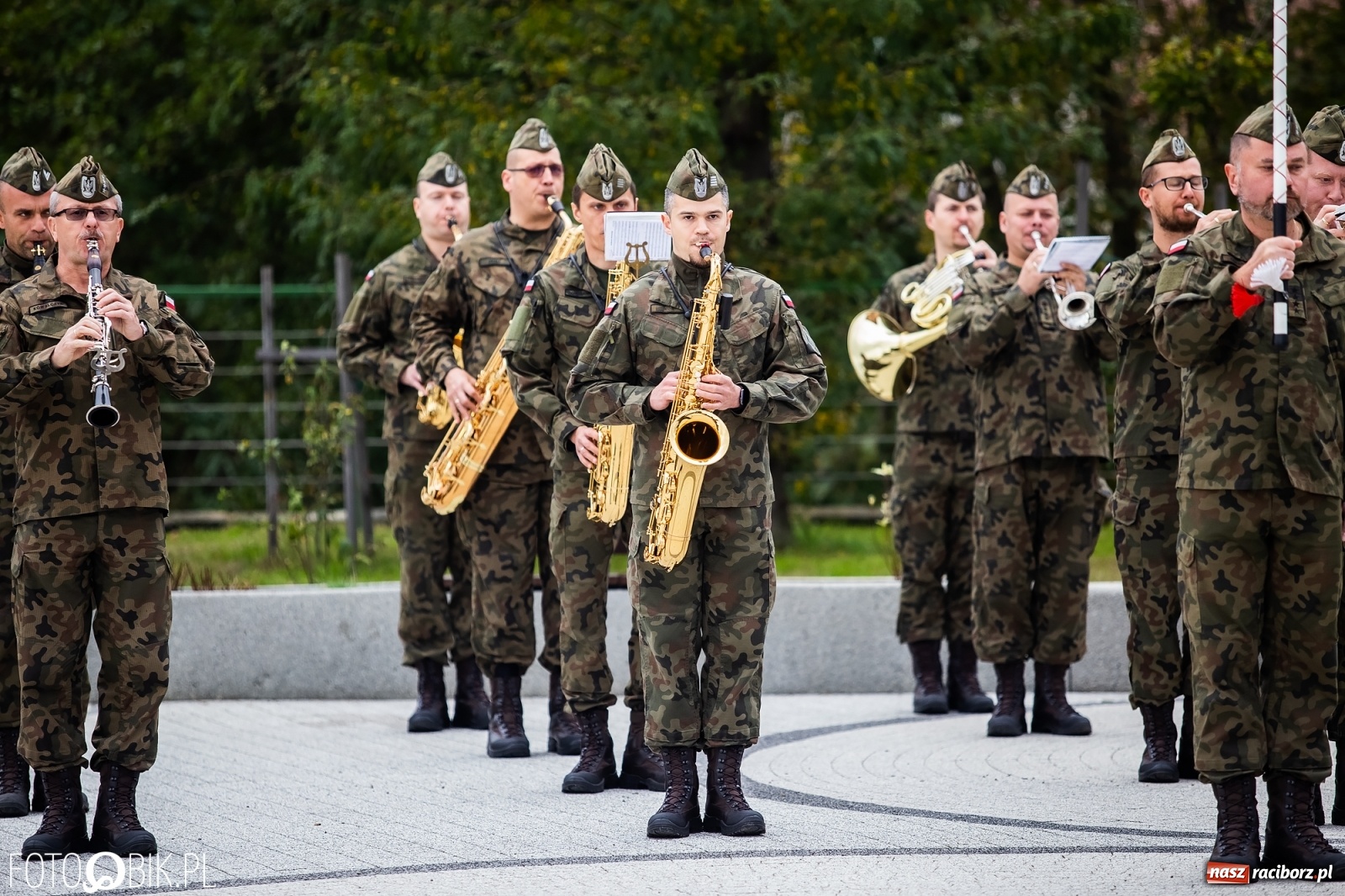 Zdjęcie w galerii na portalu naszraciborz.pl: Rok po tragicznej śmierci saperów. W Kuźni Raciborskiej odsłonięto tablicę pamiątkową  wiadomości z regionu