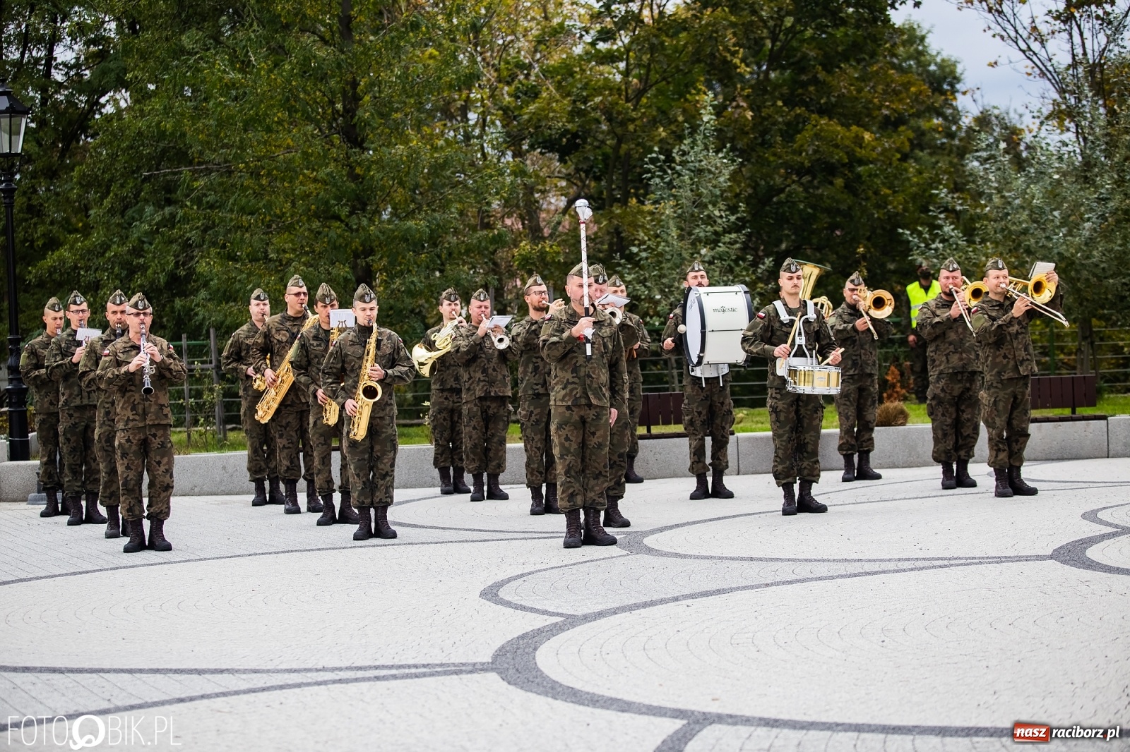 Zdjęcie w galerii na portalu naszraciborz.pl: Rok po tragicznej śmierci saperów. W Kuźni Raciborskiej odsłonięto tablicę pamiątkową  wiadomości z regionu