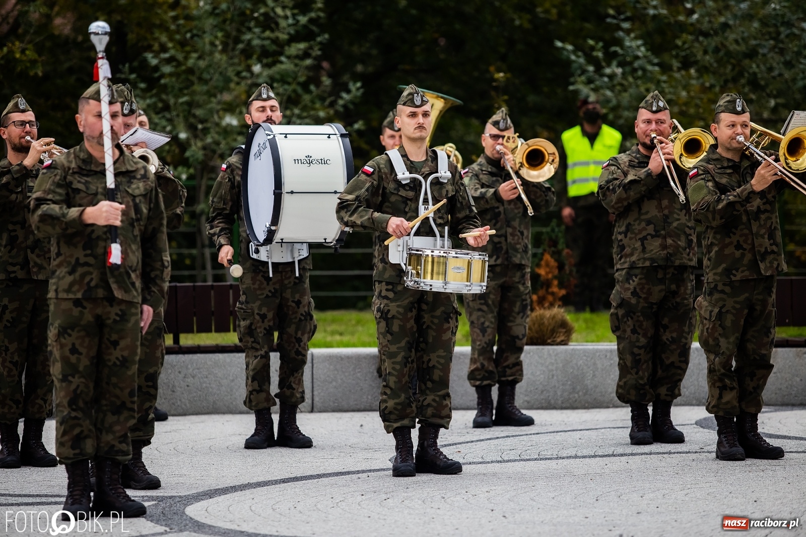 Zdjęcie w galerii na portalu naszraciborz.pl: Rok po tragicznej śmierci saperów. W Kuźni Raciborskiej odsłonięto tablicę pamiątkową  wiadomości z regionu