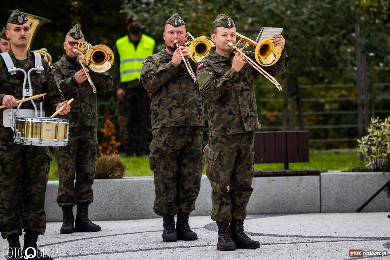Zdjęcie w galerii na portalu naszraciborz.pl: Rok po tragicznej śmierci saperów. W Kuźni Raciborskiej odsłonięto tablicę pamiątkową  wiadomości z regionu
