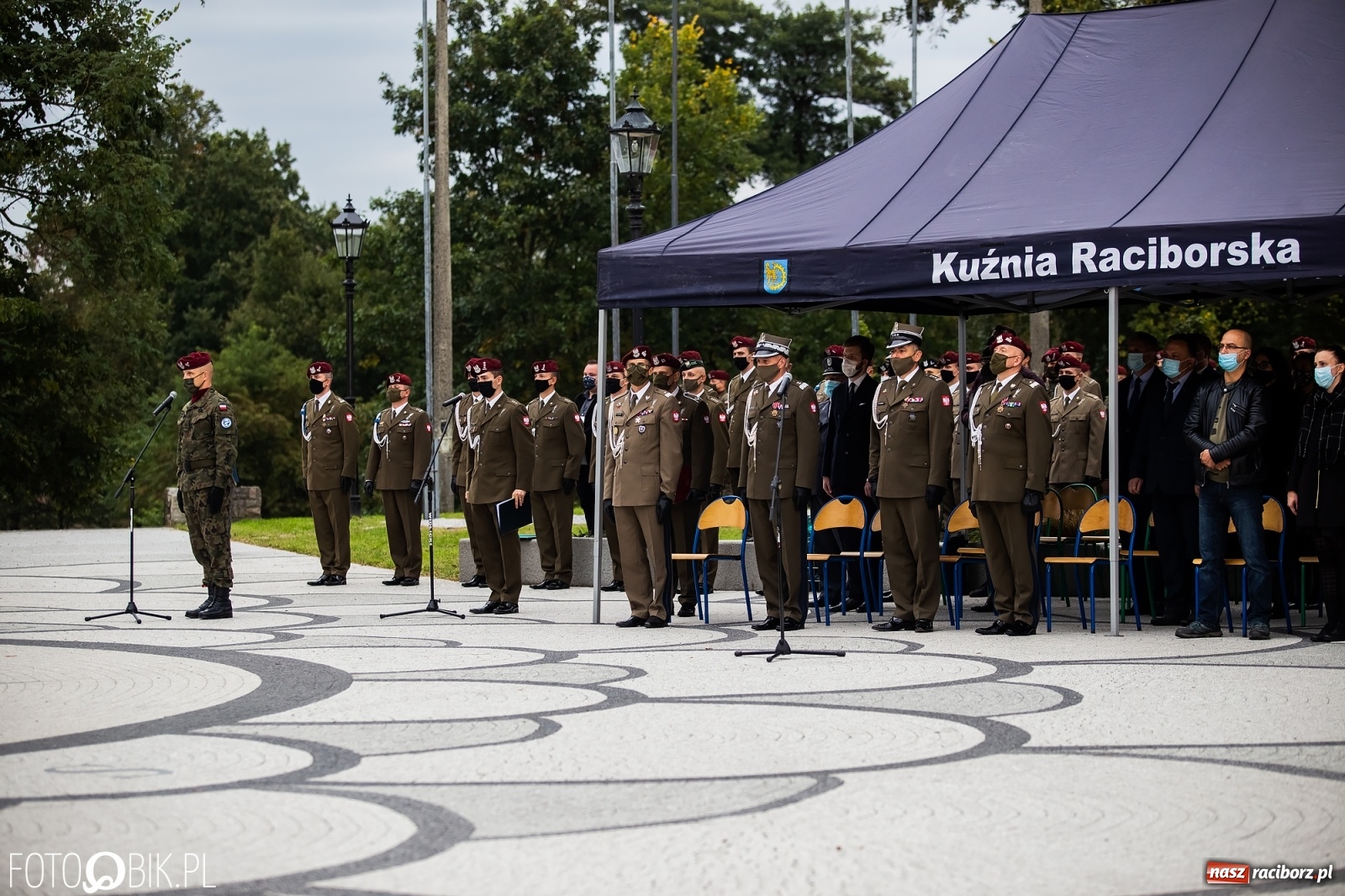 Zdjęcie w galerii na portalu naszraciborz.pl: Rok po tragicznej śmierci saperów. W Kuźni Raciborskiej odsłonięto tablicę pamiątkową  wiadomości z regionu