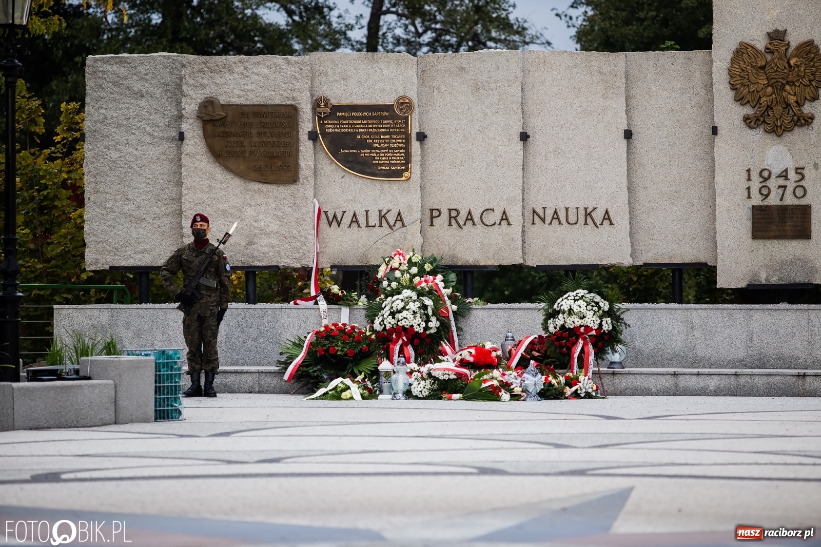 Zdjęcie w galerii na portalu naszraciborz.pl: Rok po tragicznej śmierci saperów. W Kuźni Raciborskiej odsłonięto tablicę pamiątkową  wiadomości z regionu