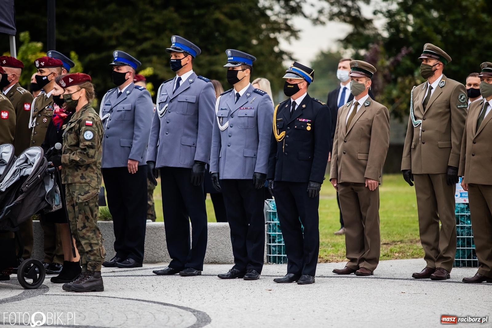 Zdjęcie w galerii na portalu naszraciborz.pl: Rok po tragicznej śmierci saperów. W Kuźni Raciborskiej odsłonięto tablicę pamiątkową  wiadomości z regionu