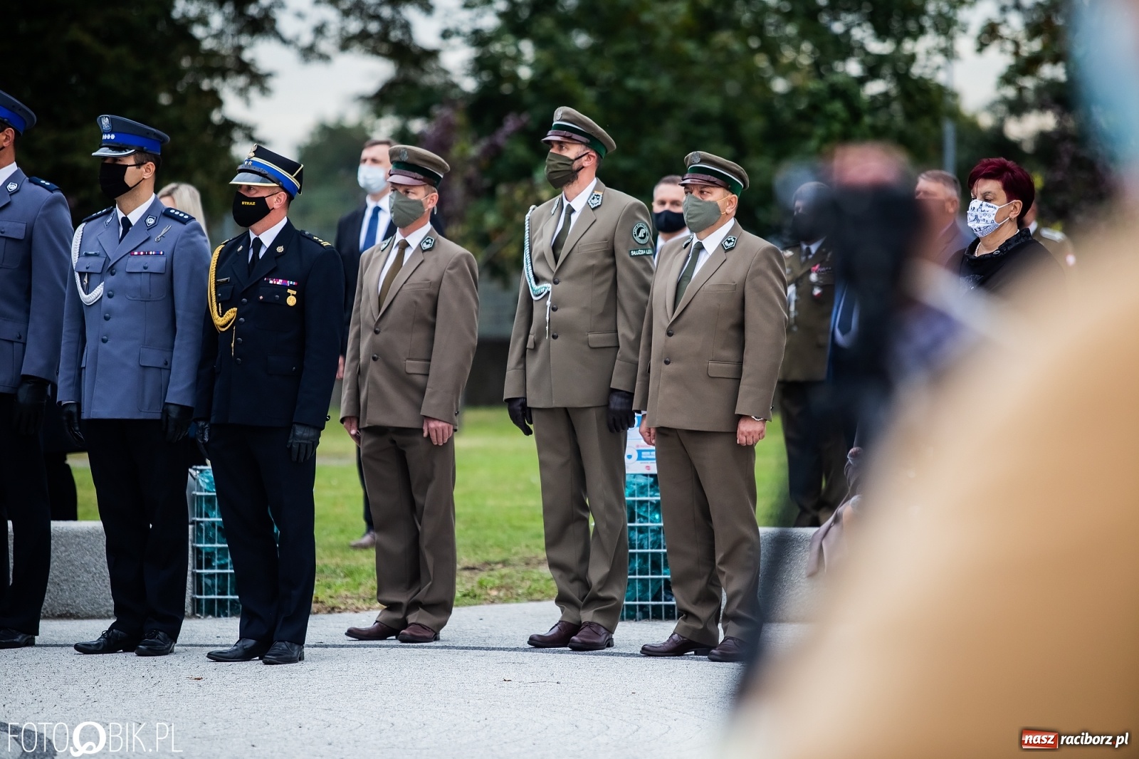 Zdjęcie w galerii na portalu naszraciborz.pl: Rok po tragicznej śmierci saperów. W Kuźni Raciborskiej odsłonięto tablicę pamiątkową  wiadomości z regionu