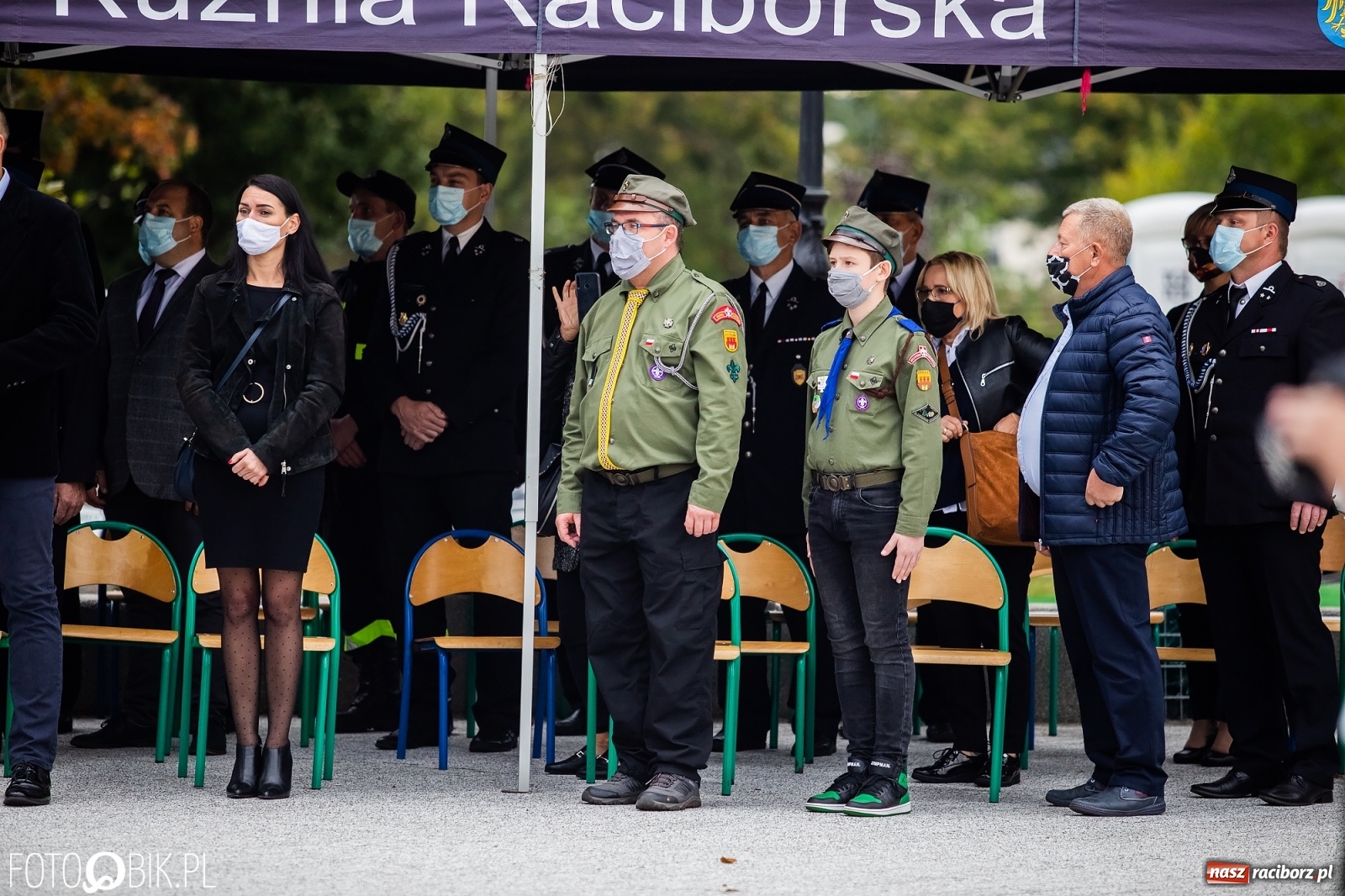 Zdjęcie w galerii na portalu naszraciborz.pl: Rok po tragicznej śmierci saperów. W Kuźni Raciborskiej odsłonięto tablicę pamiątkową  wiadomości z regionu