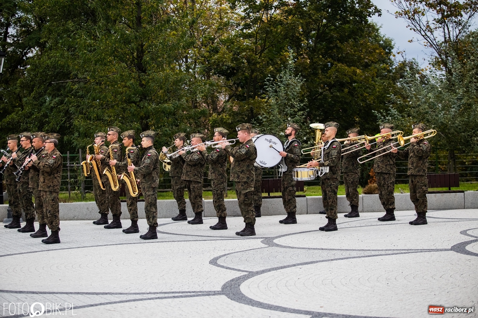 Zdjęcie w galerii na portalu naszraciborz.pl: Rok po tragicznej śmierci saperów. W Kuźni Raciborskiej odsłonięto tablicę pamiątkową  wiadomości z regionu