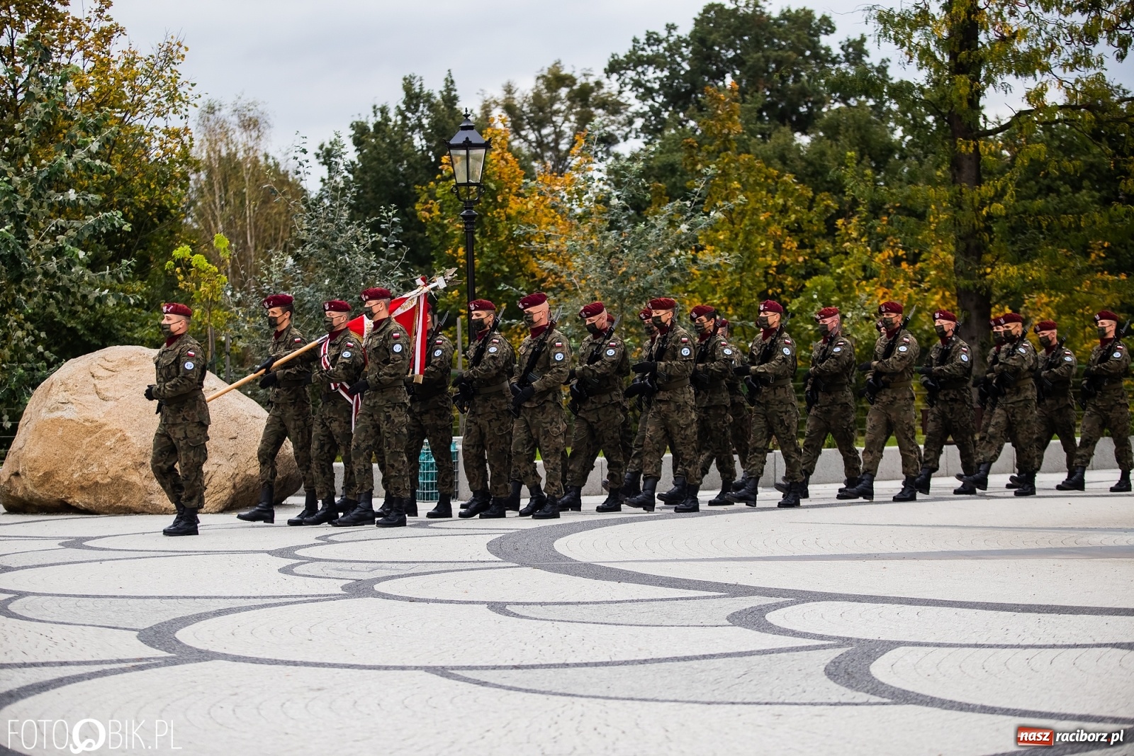Zdjęcie w galerii na portalu naszraciborz.pl: Rok po tragicznej śmierci saperów. W Kuźni Raciborskiej odsłonięto tablicę pamiątkową  wiadomości z regionu