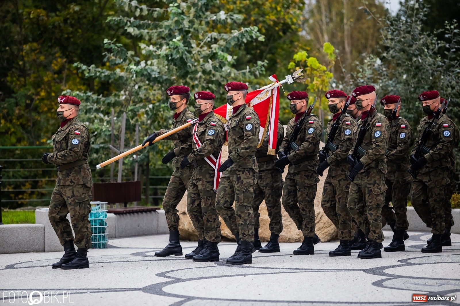 Zdjęcie w galerii na portalu naszraciborz.pl: Rok po tragicznej śmierci saperów. W Kuźni Raciborskiej odsłonięto tablicę pamiątkową  wiadomości z regionu