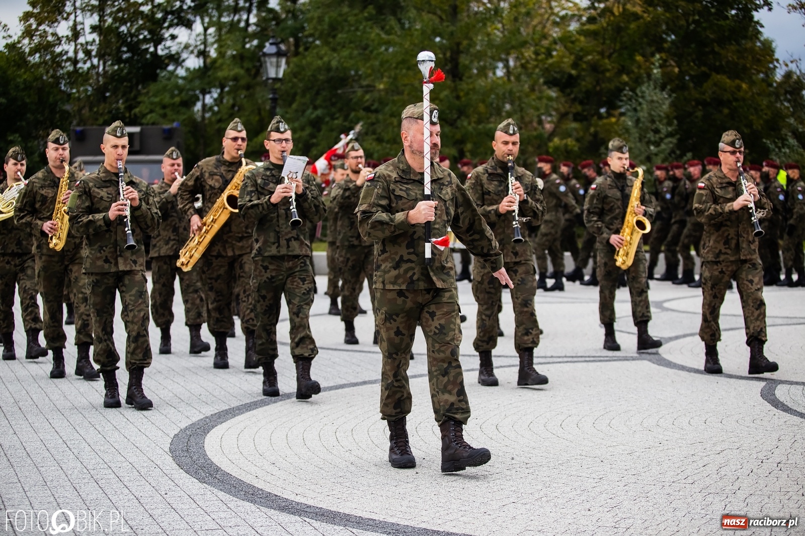 Zdjęcie w galerii na portalu naszraciborz.pl: Rok po tragicznej śmierci saperów. W Kuźni Raciborskiej odsłonięto tablicę pamiątkową  wiadomości z regionu