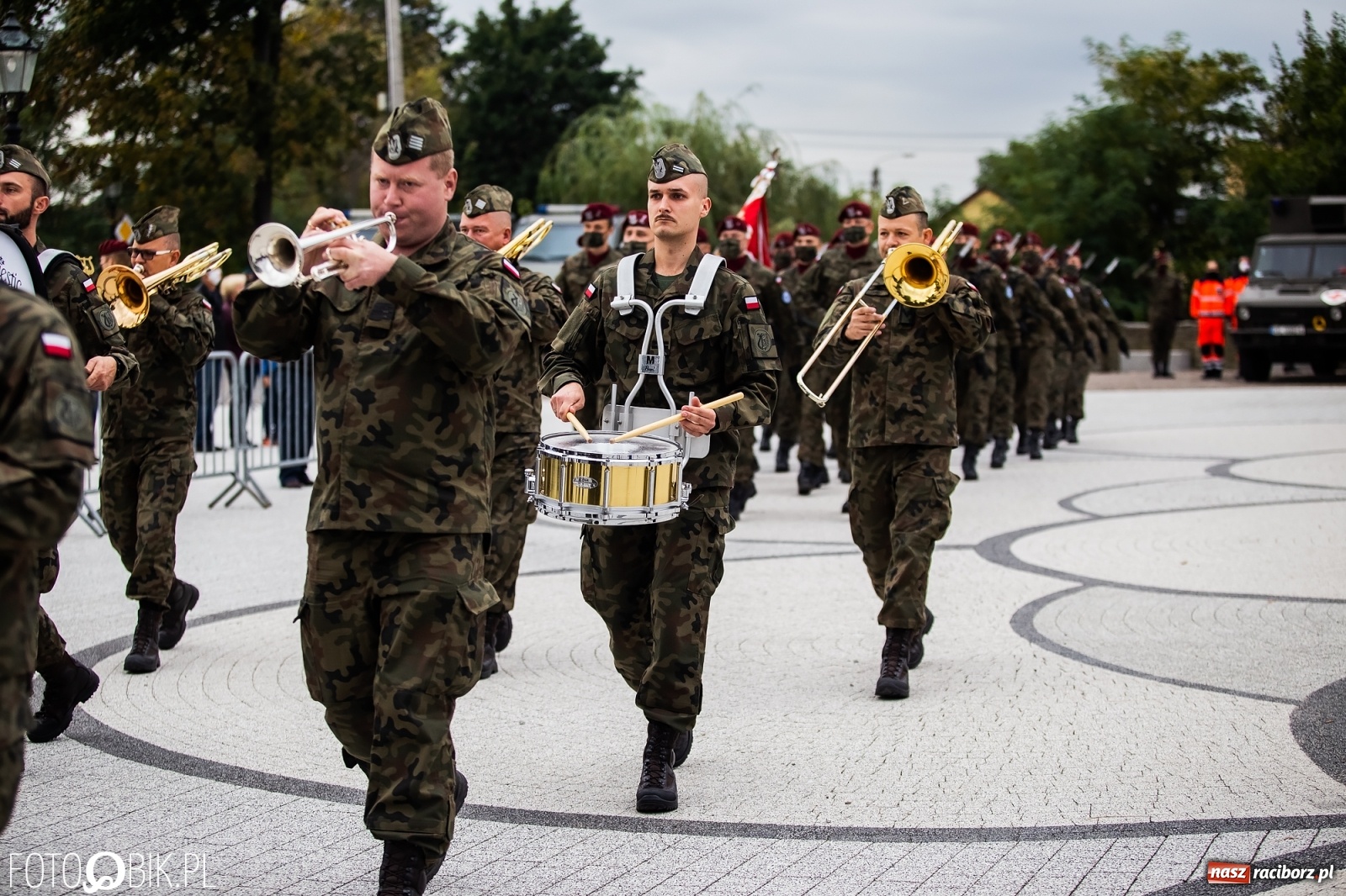 Zdjęcie w galerii na portalu naszraciborz.pl: Rok po tragicznej śmierci saperów. W Kuźni Raciborskiej odsłonięto tablicę pamiątkową  wiadomości z regionu