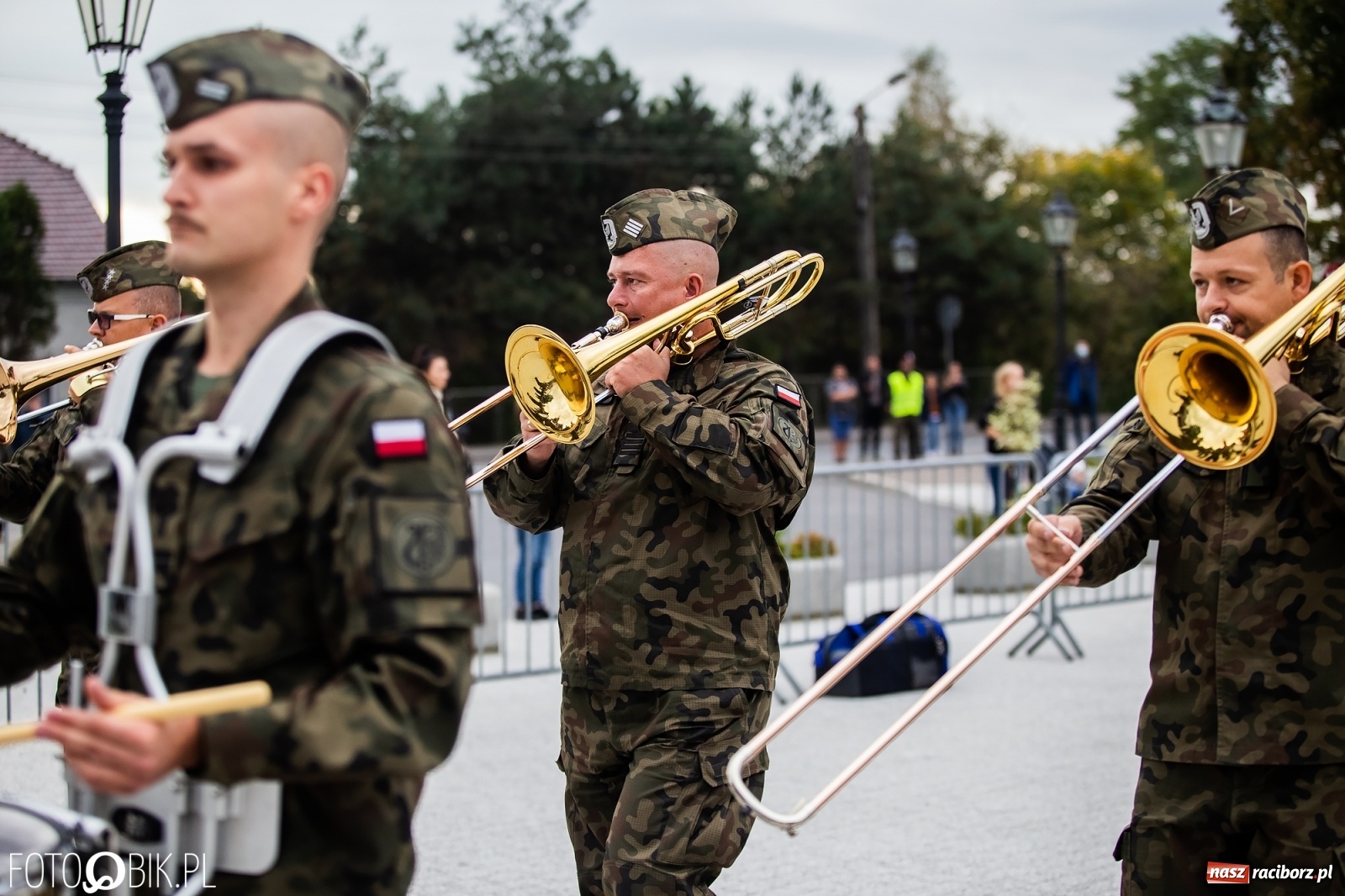Zdjęcie w galerii na portalu naszraciborz.pl: Rok po tragicznej śmierci saperów. W Kuźni Raciborskiej odsłonięto tablicę pamiątkową  wiadomości z regionu