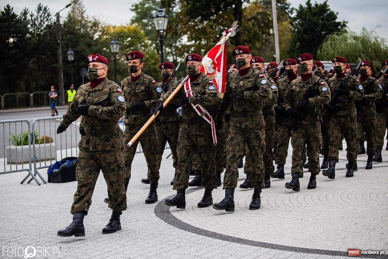 Zdjęcie w galerii na portalu naszraciborz.pl: Rok po tragicznej śmierci saperów. W Kuźni Raciborskiej odsłonięto tablicę pamiątkową  wiadomości z regionu