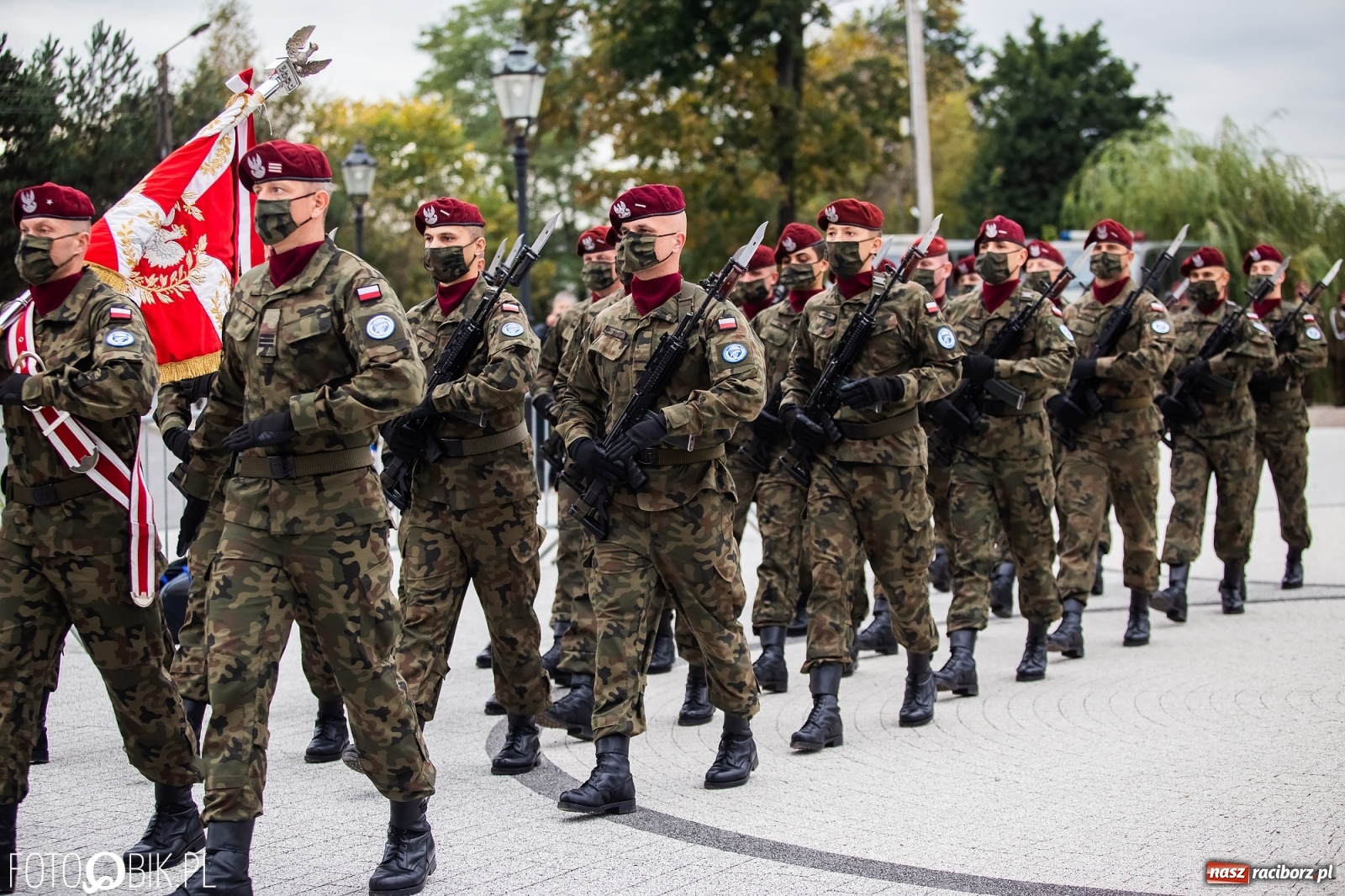 Zdjęcie w galerii na portalu naszraciborz.pl: Rok po tragicznej śmierci saperów. W Kuźni Raciborskiej odsłonięto tablicę pamiątkową  wiadomości z regionu