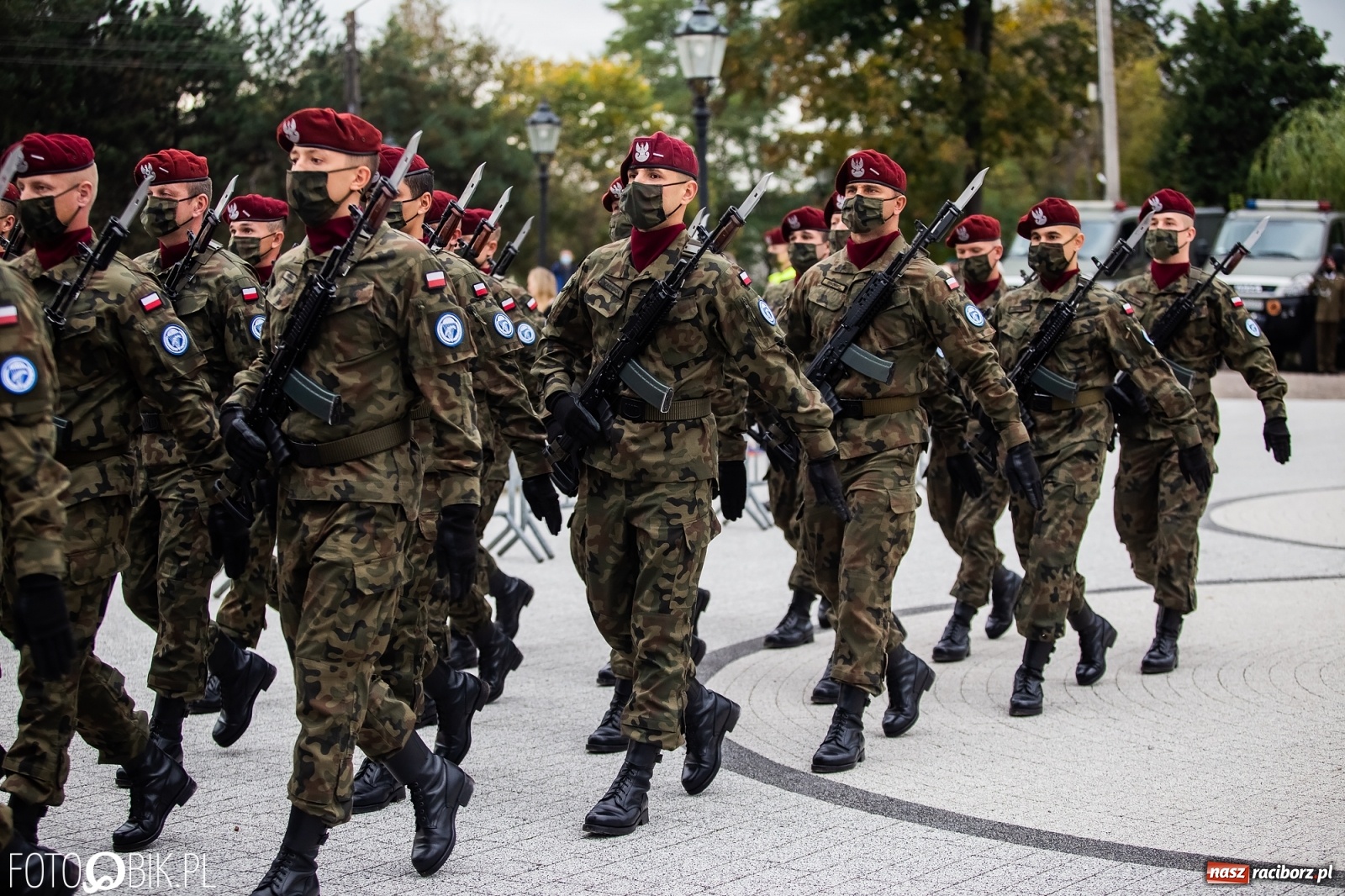 Zdjęcie w galerii na portalu naszraciborz.pl: Rok po tragicznej śmierci saperów. W Kuźni Raciborskiej odsłonięto tablicę pamiątkową  wiadomości z regionu