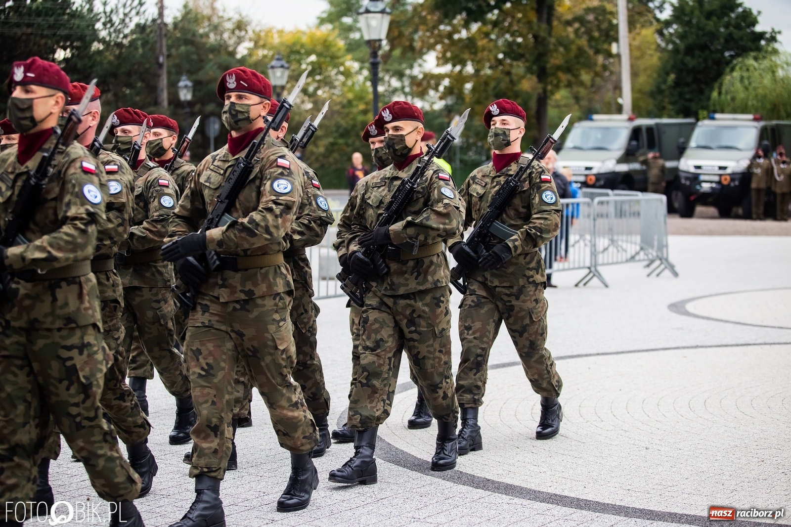 Zdjęcie w galerii na portalu naszraciborz.pl: Rok po tragicznej śmierci saperów. W Kuźni Raciborskiej odsłonięto tablicę pamiątkową  wiadomości z regionu