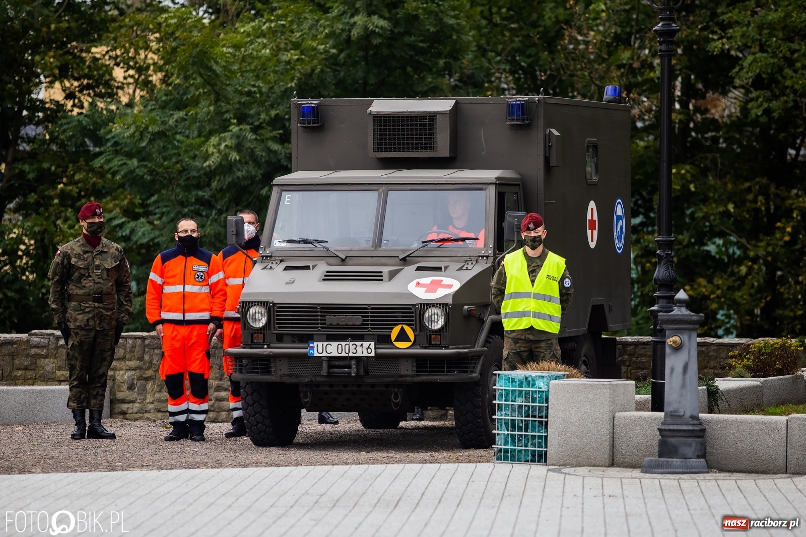 Zdjęcie w galerii na portalu naszraciborz.pl: Rok po tragicznej śmierci saperów. W Kuźni Raciborskiej odsłonięto tablicę pamiątkową  wiadomości z regionu