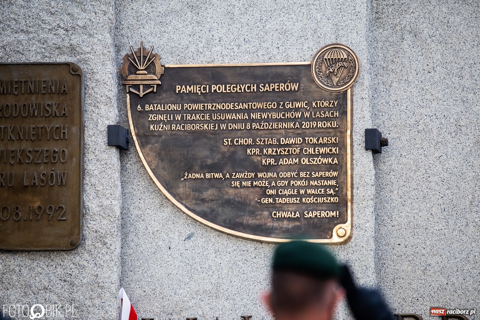 Zdjęcie w galerii na portalu naszraciborz.pl: Rok po tragicznej śmierci saperów. W Kuźni Raciborskiej odsłonięto tablicę pamiątkową  wiadomości z regionu