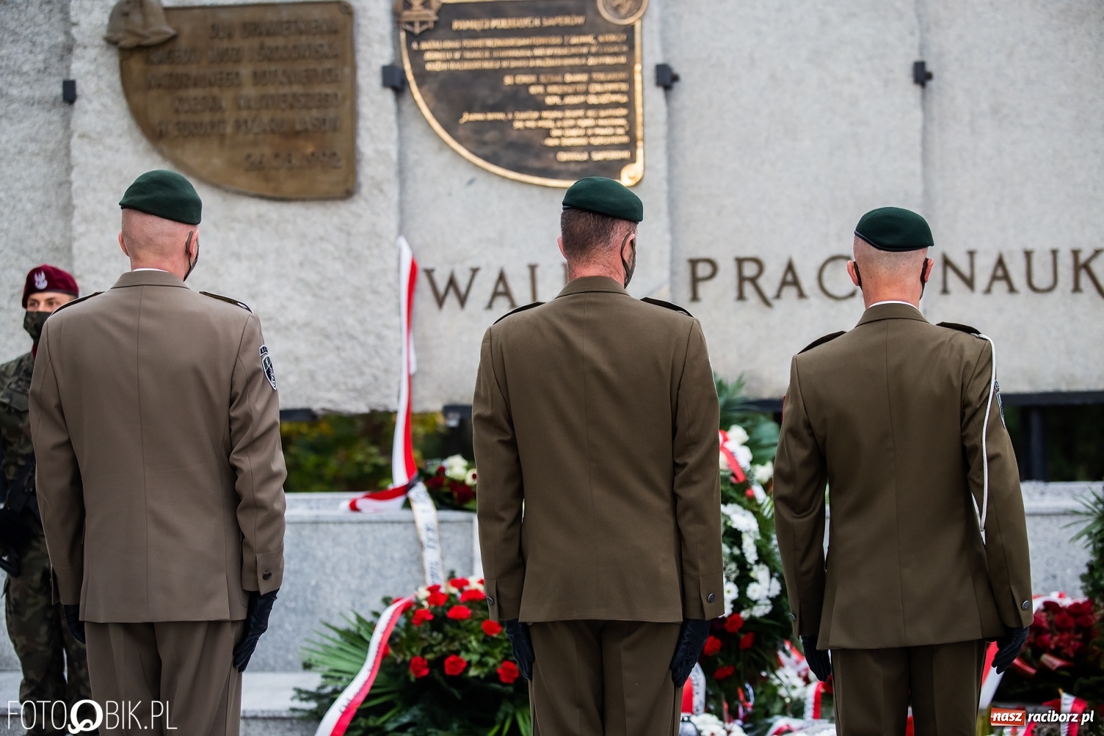 Zdjęcie w galerii na portalu naszraciborz.pl: Rok po tragicznej śmierci saperów. W Kuźni Raciborskiej odsłonięto tablicę pamiątkową  wiadomości z regionu