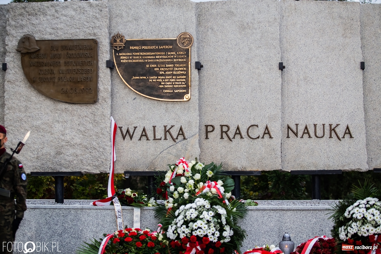 Zdjęcie w galerii na portalu naszraciborz.pl: Rok po tragicznej śmierci saperów. W Kuźni Raciborskiej odsłonięto tablicę pamiątkową  wiadomości z regionu