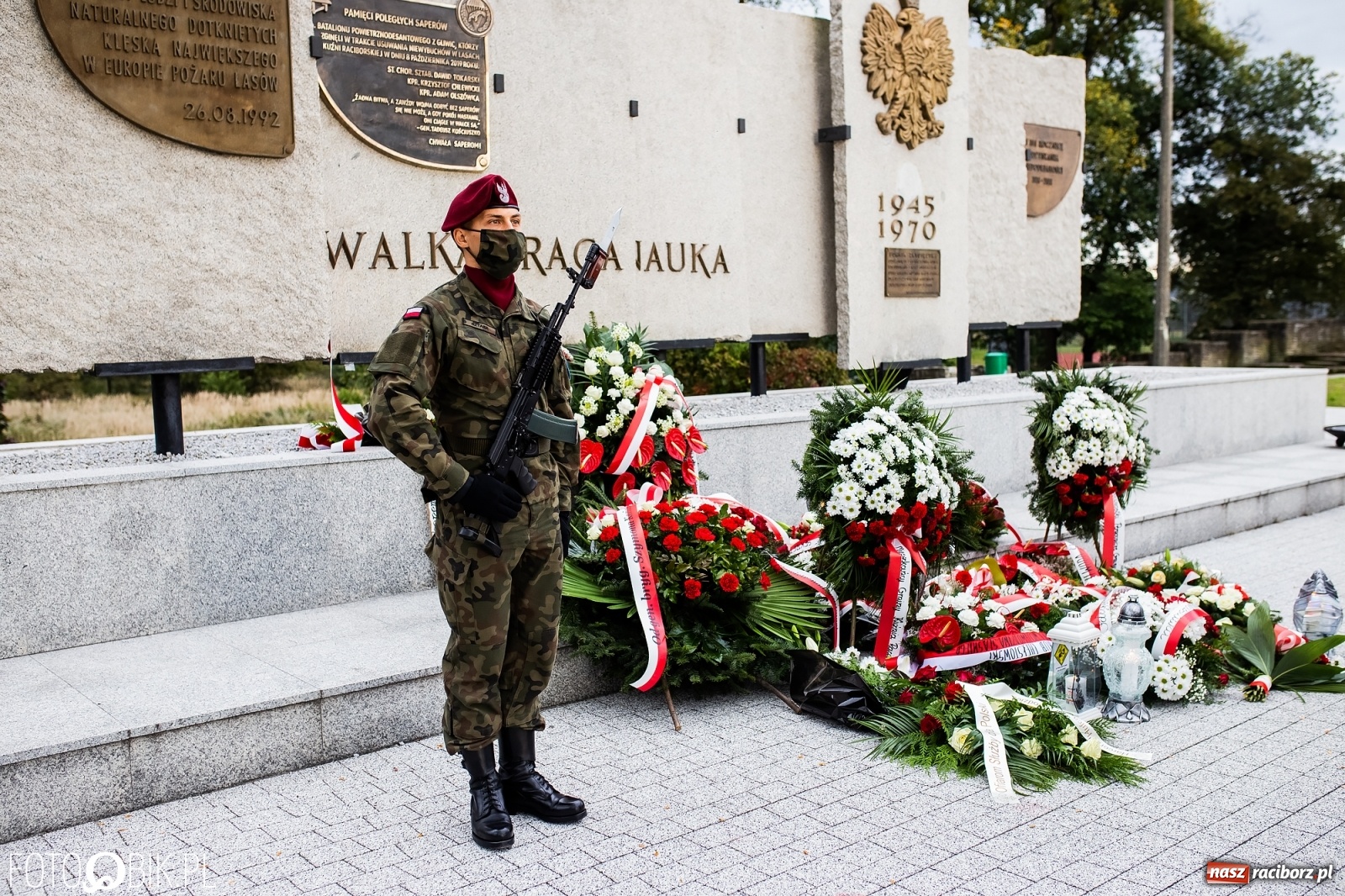 Zdjęcie w galerii na portalu naszraciborz.pl: Rok po tragicznej śmierci saperów. W Kuźni Raciborskiej odsłonięto tablicę pamiątkową  wiadomości z regionu