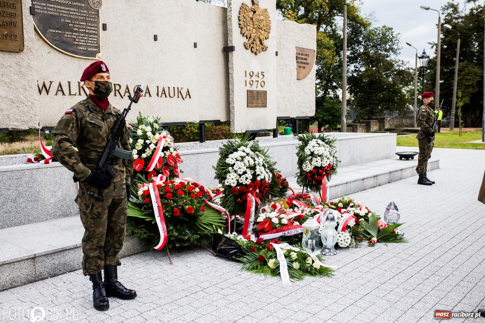 Zdjęcie w galerii na portalu naszraciborz.pl: Rok po tragicznej śmierci saperów. W Kuźni Raciborskiej odsłonięto tablicę pamiątkową  wiadomości z regionu