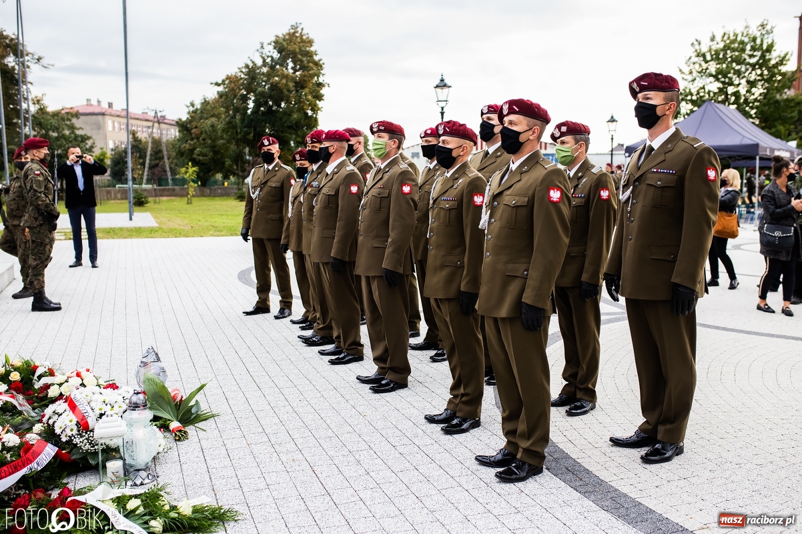 Zdjęcie w galerii na portalu naszraciborz.pl: Rok po tragicznej śmierci saperów. W Kuźni Raciborskiej odsłonięto tablicę pamiątkową  wiadomości z regionu