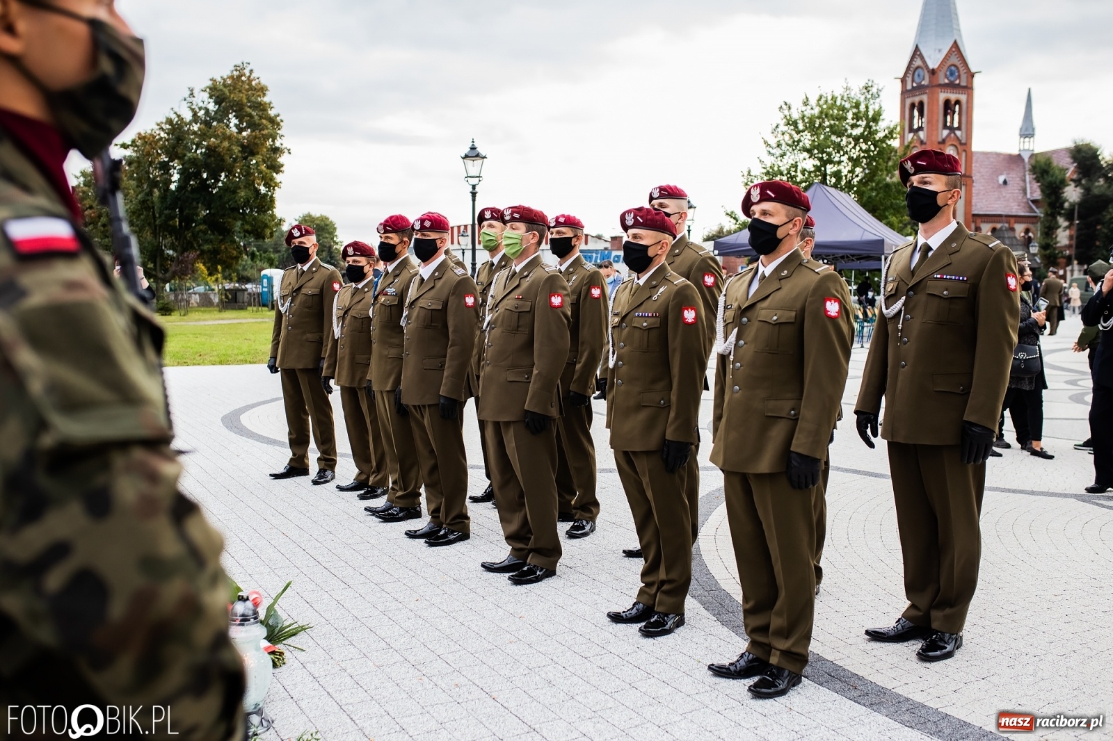 Zdjęcie w galerii na portalu naszraciborz.pl: Rok po tragicznej śmierci saperów. W Kuźni Raciborskiej odsłonięto tablicę pamiątkową  wiadomości z regionu