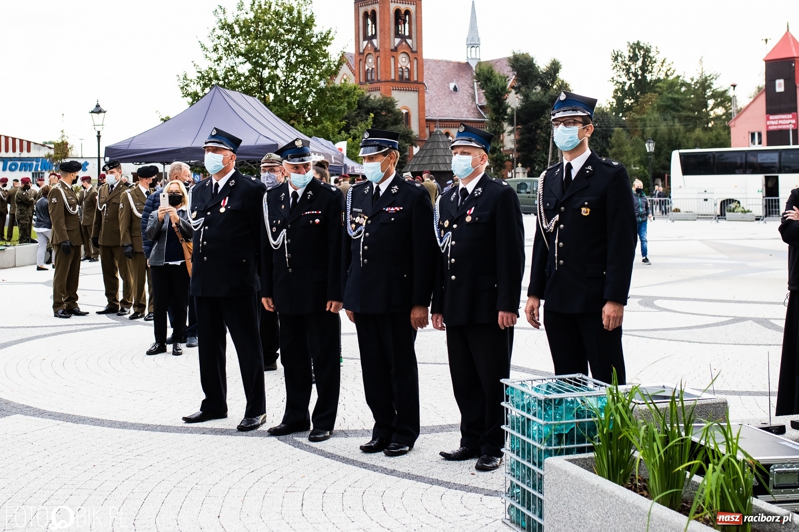 Zdjęcie w galerii na portalu naszraciborz.pl: Rok po tragicznej śmierci saperów. W Kuźni Raciborskiej odsłonięto tablicę pamiątkową  wiadomości z regionu
