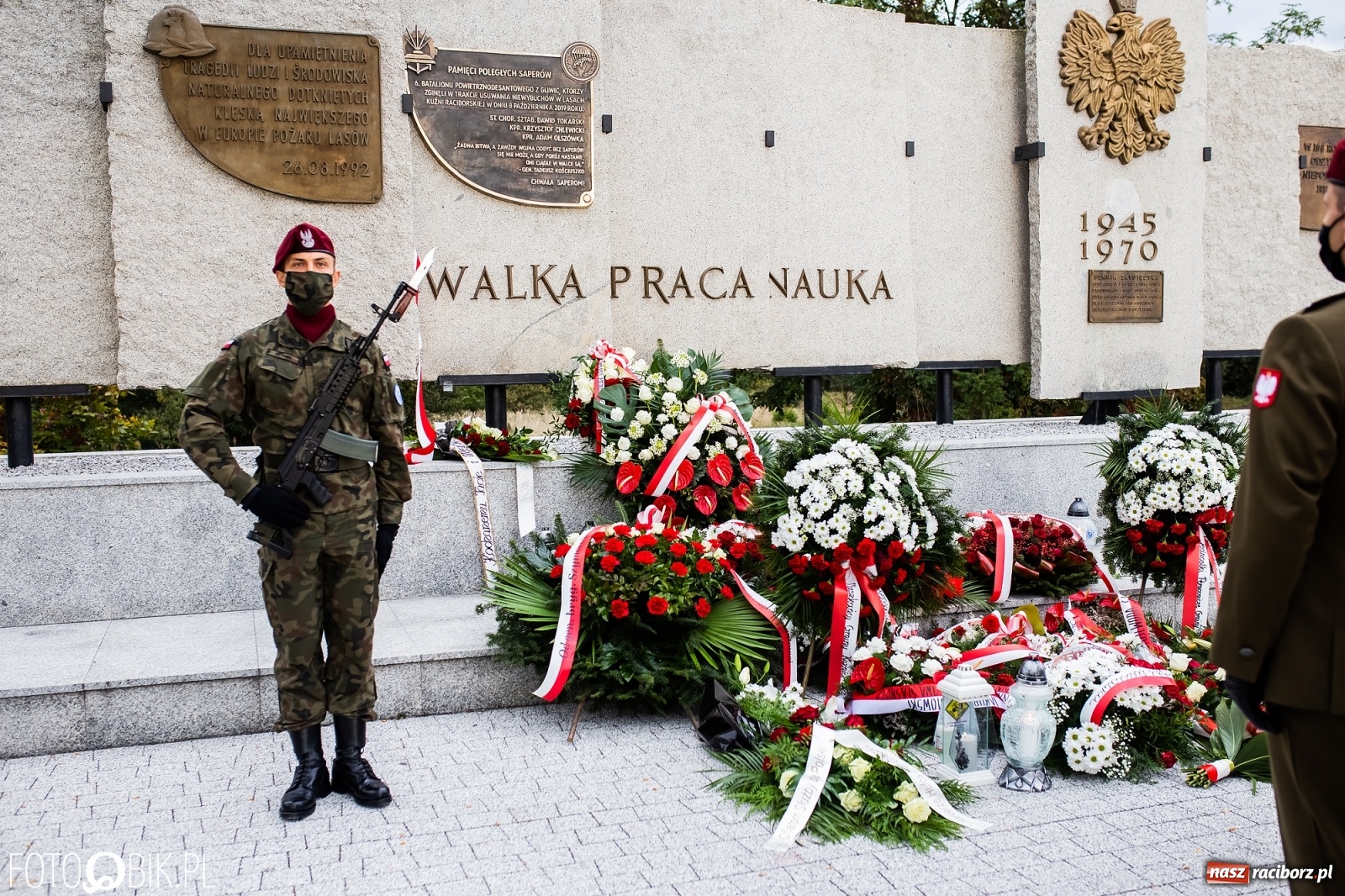 Zdjęcie w galerii na portalu naszraciborz.pl: Rok po tragicznej śmierci saperów. W Kuźni Raciborskiej odsłonięto tablicę pamiątkową  wiadomości z regionu