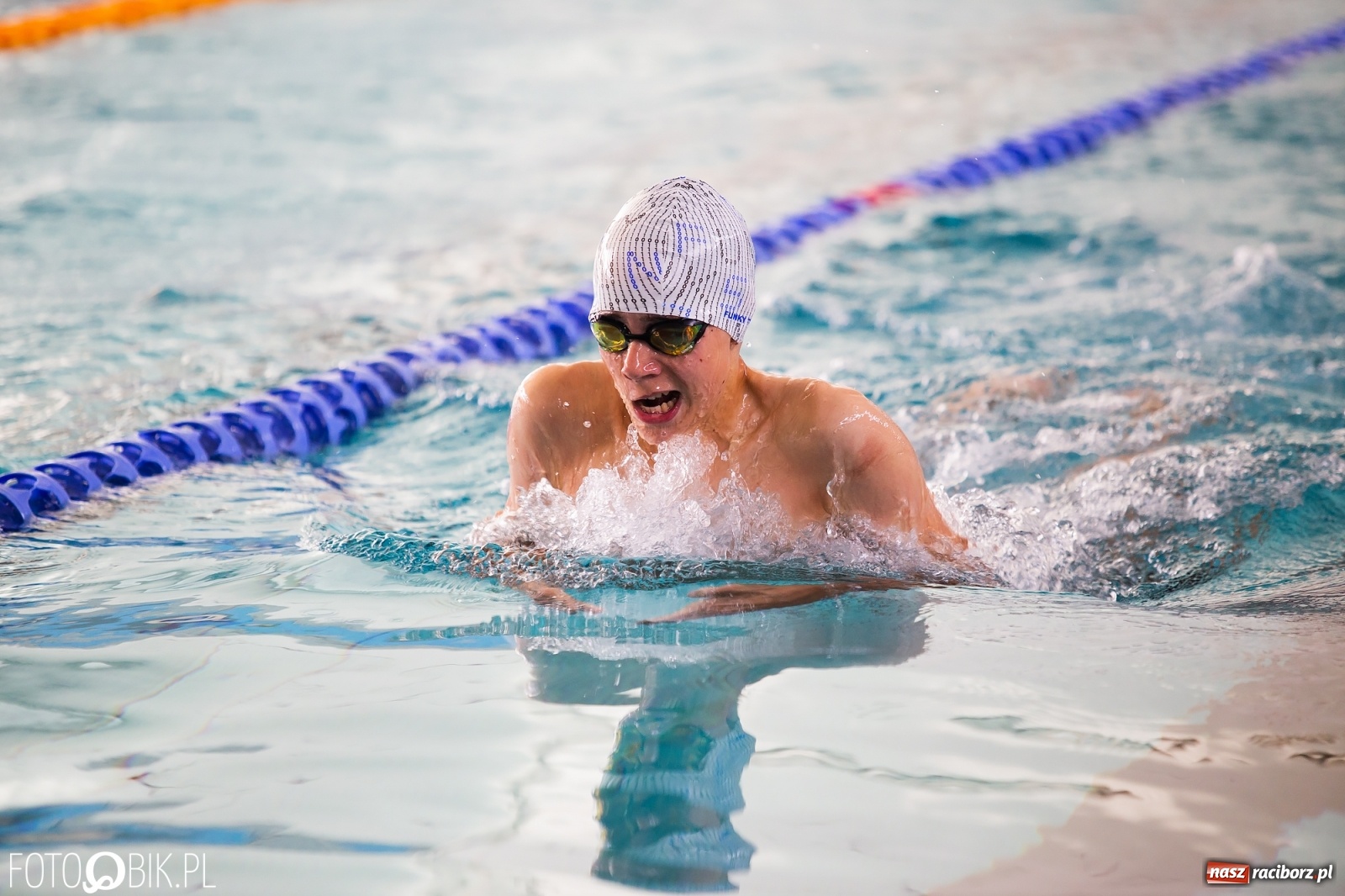 Zdjęcie w galerii na portalu naszraciborz.pl: Międzynarodowe Zawody Pływackie Puchar Sprintu o Puchar Dyrektora ZSOMS wiadomości z regionu