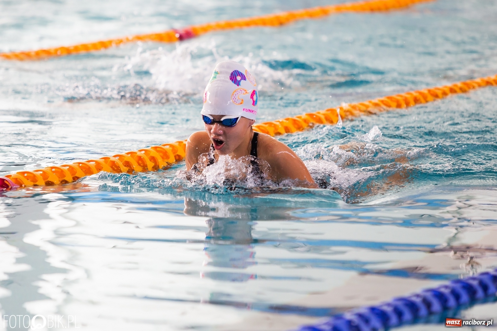 Zdjęcie w galerii na portalu naszraciborz.pl: Międzynarodowe Zawody Pływackie Puchar Sprintu o Puchar Dyrektora ZSOMS wiadomości z regionu