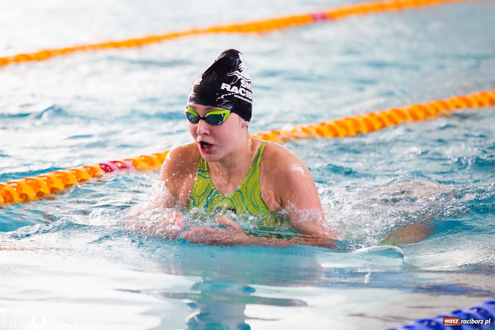 Zdjęcie w galerii na portalu naszraciborz.pl: Międzynarodowe Zawody Pływackie Puchar Sprintu o Puchar Dyrektora ZSOMS wiadomości z regionu