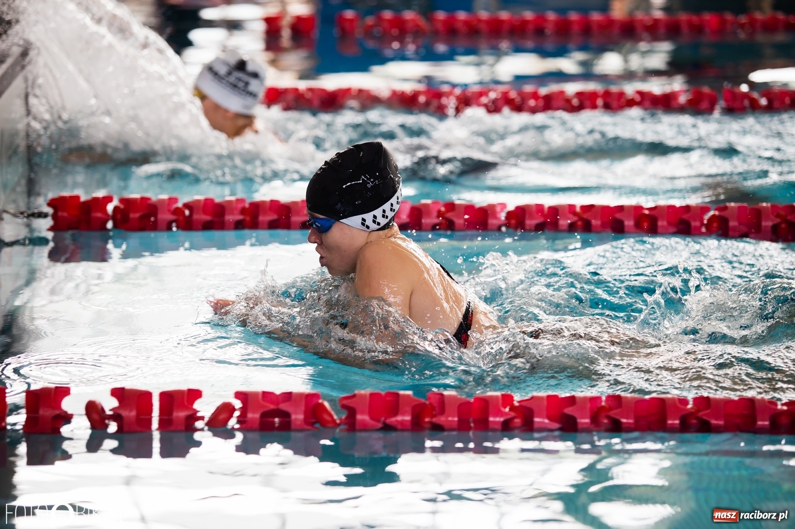 Zdjęcie w galerii na portalu naszraciborz.pl: Międzynarodowe Zawody Pływackie Puchar Sprintu o Puchar Dyrektora ZSOMS wiadomości z regionu