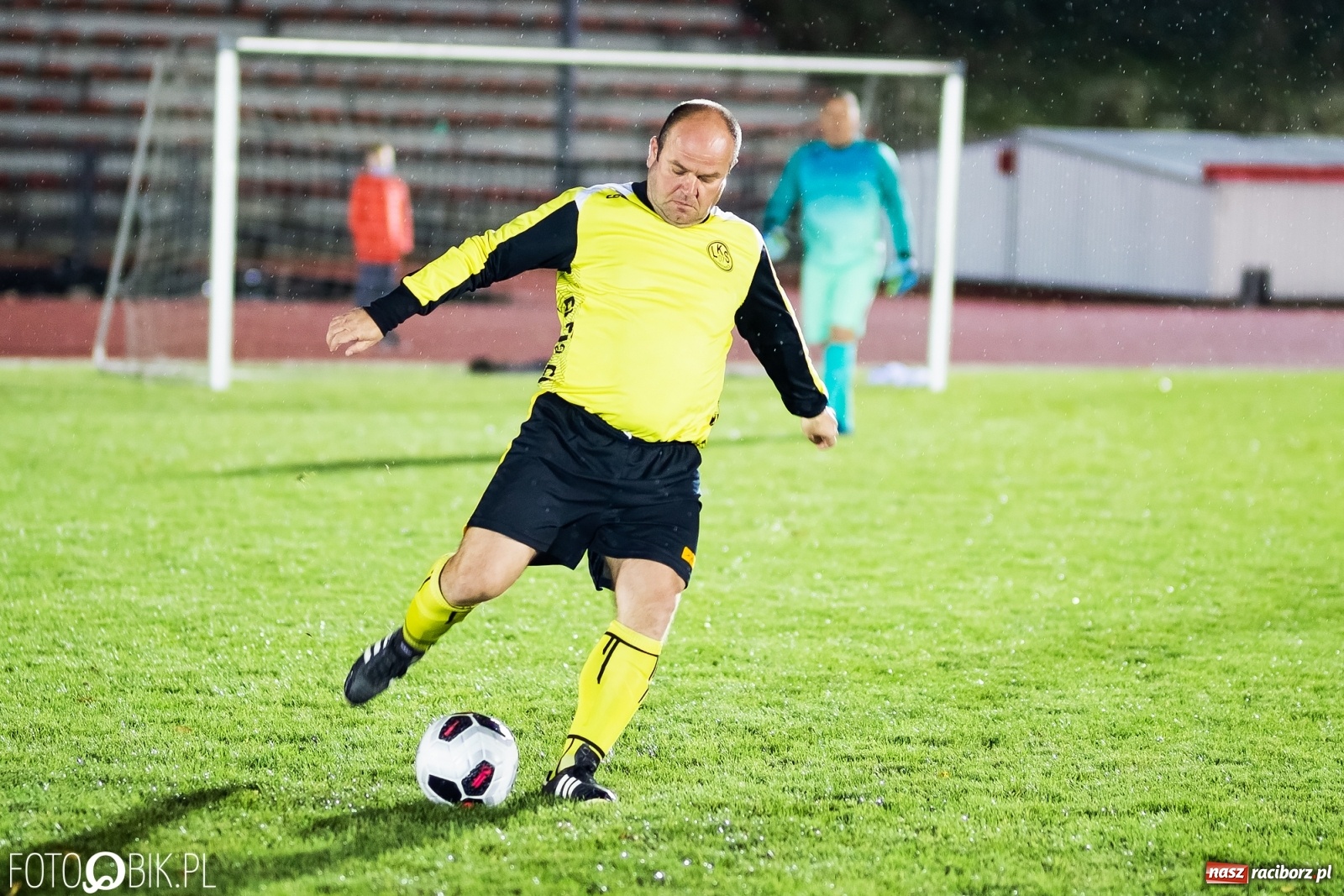 Zdjęcie w galerii na portalu naszraciborz.pl: Oldstars Cup na Zamkowej. Oldboje rywalizowali o puchar dyrektora OSiR [FOTO] wiadomości z regionu