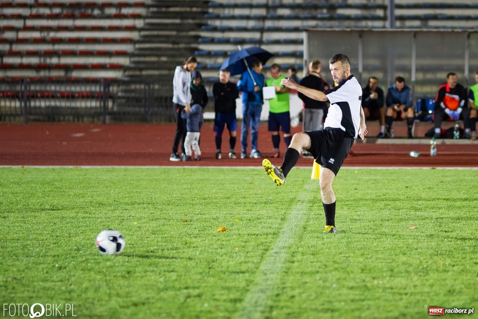 Zdjęcie w galerii na portalu naszraciborz.pl: Oldstars Cup na Zamkowej. Oldboje rywalizowali o puchar dyrektora OSiR [FOTO] wiadomości z regionu