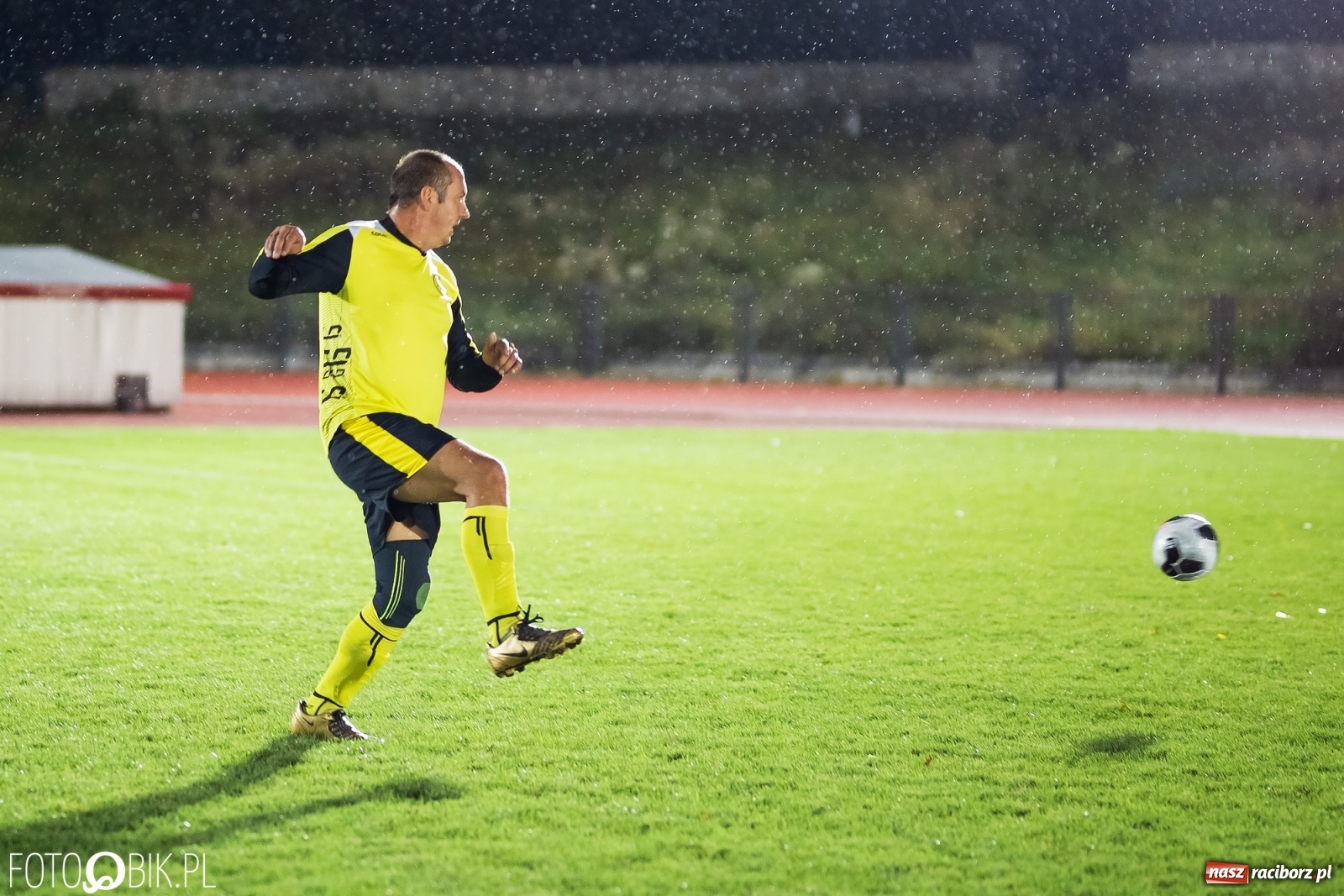 Zdjęcie w galerii na portalu naszraciborz.pl: Oldstars Cup na Zamkowej. Oldboje rywalizowali o puchar dyrektora OSiR [FOTO] wiadomości z regionu