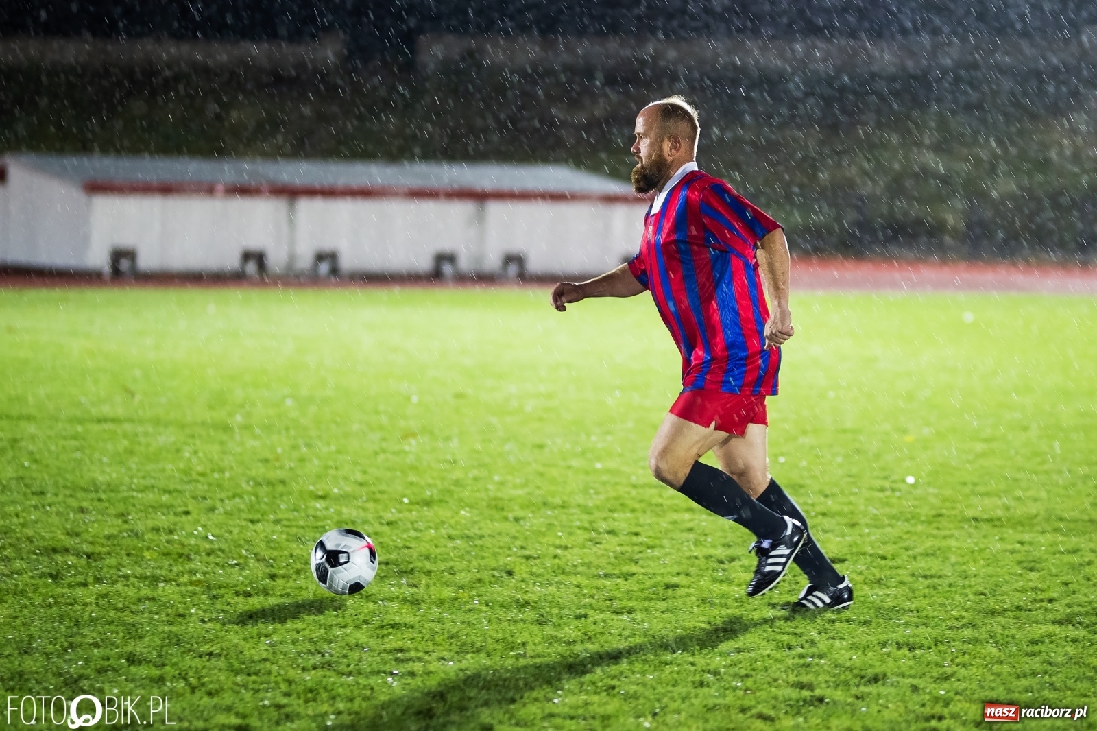 Zdjęcie w galerii na portalu naszraciborz.pl: Oldstars Cup na Zamkowej. Oldboje rywalizowali o puchar dyrektora OSiR [FOTO] wiadomości z regionu