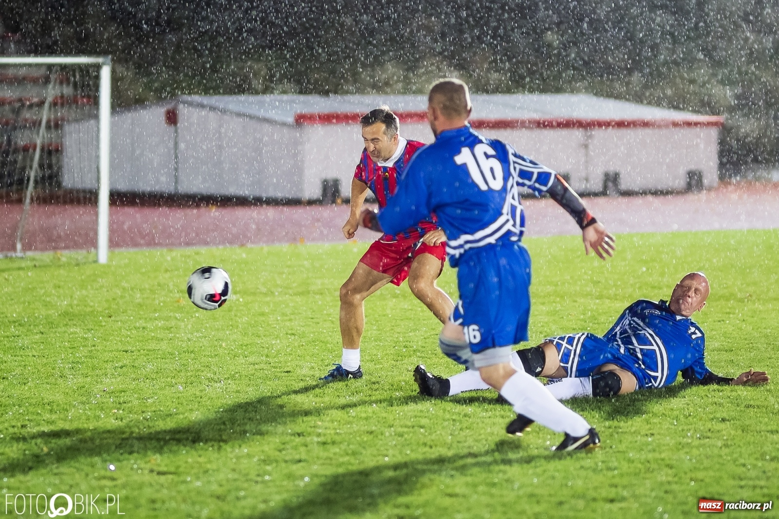 Zdjęcie w galerii na portalu naszraciborz.pl: Oldstars Cup na Zamkowej. Oldboje rywalizowali o puchar dyrektora OSiR [FOTO] wiadomości z regionu