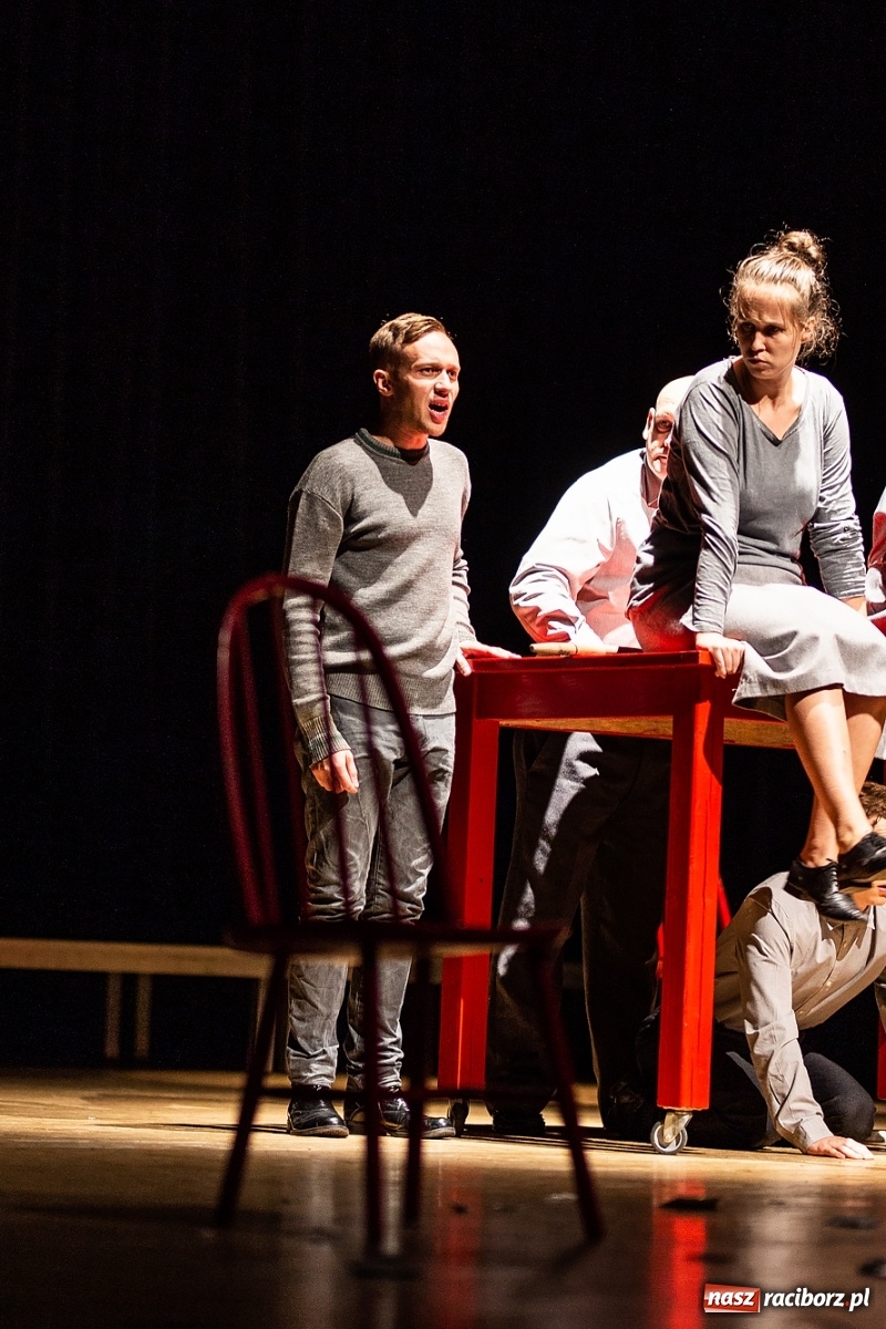 Zdjęcie w galerii na portalu naszraciborz.pl: Spektakl Jo był ukradziony na deskach sceny RCK [FOTO] wiadomości z regionu