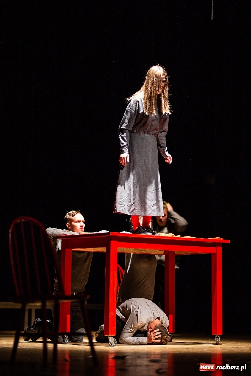 Zdjęcie w galerii na portalu naszraciborz.pl: Spektakl Jo był ukradziony na deskach sceny RCK [FOTO] wiadomości z regionu
