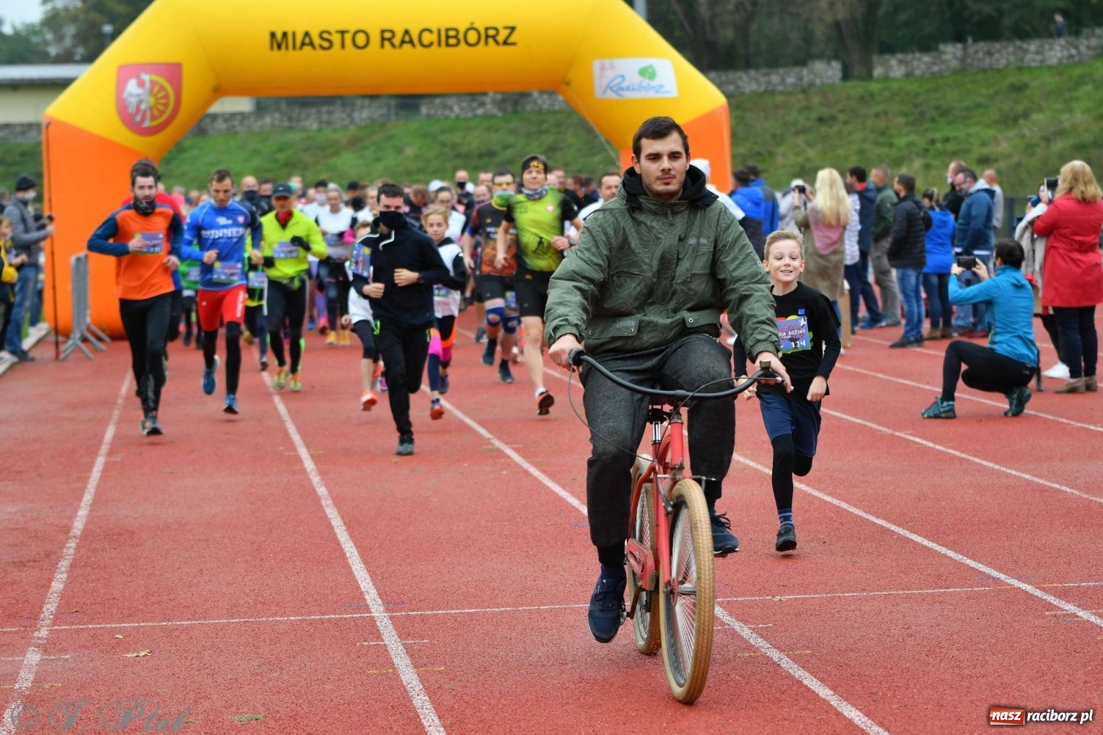 Zdjęcie w galerii na portalu naszraciborz.pl: Jesienny Bieg dla Bożeny [FOTORELACJA] wiadomości z regionu