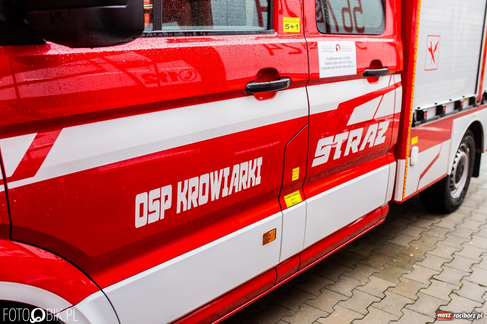 Zdjęcie w galerii na portalu naszraciborz.pl: Druhowie z Krowiarek odebrali kluczyki do nowego wozu bojowego  wiadomości z regionu