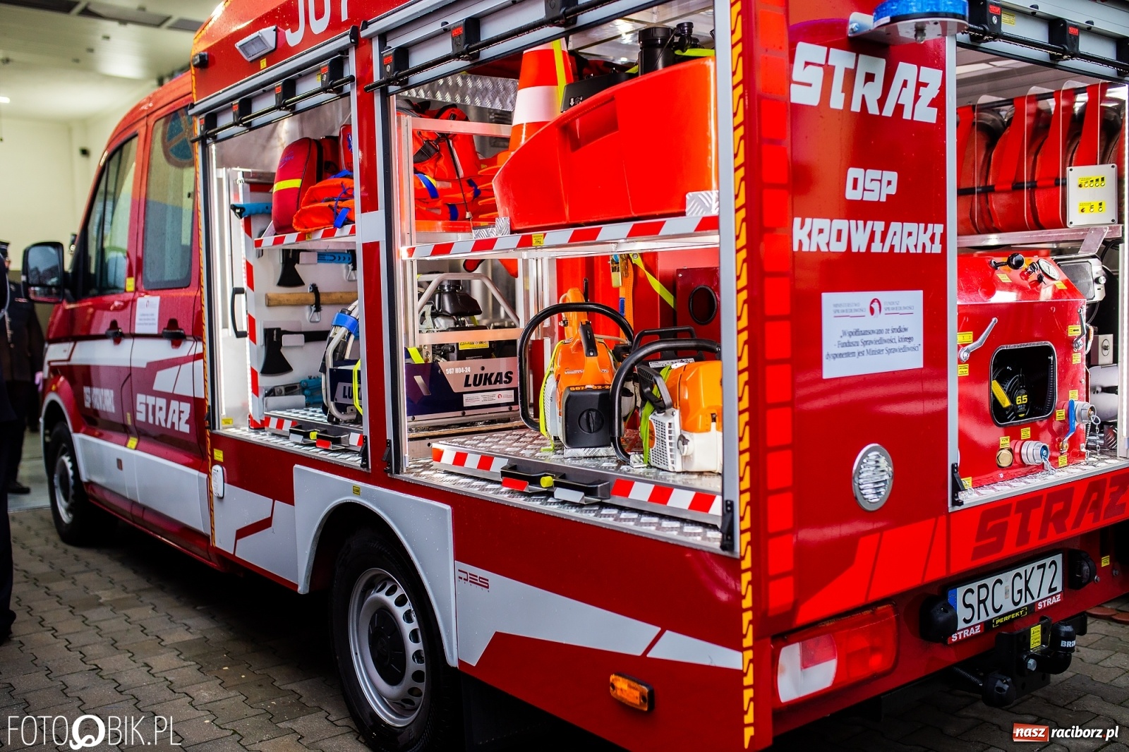 Zdjęcie w galerii na portalu naszraciborz.pl: Druhowie z Krowiarek odebrali kluczyki do nowego wozu bojowego  wiadomości z regionu