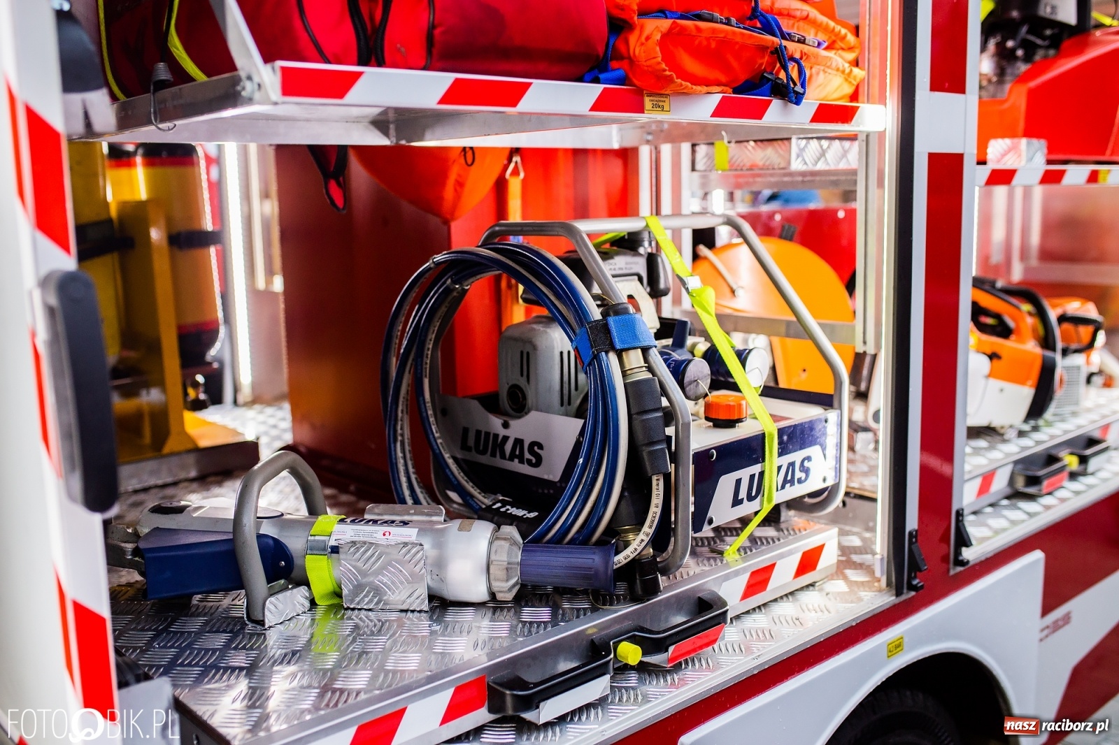 Zdjęcie w galerii na portalu naszraciborz.pl: Druhowie z Krowiarek odebrali kluczyki do nowego wozu bojowego  wiadomości z regionu