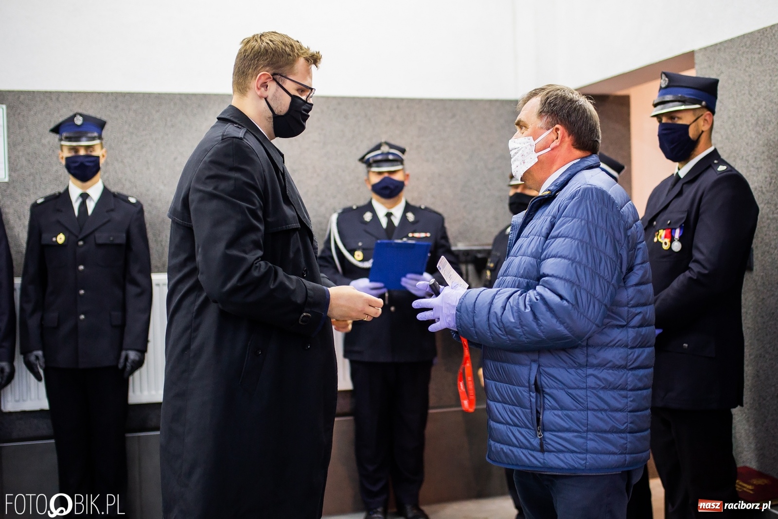 Zdjęcie w galerii na portalu naszraciborz.pl: Druhowie z Krowiarek odebrali kluczyki do nowego wozu bojowego  wiadomości z regionu