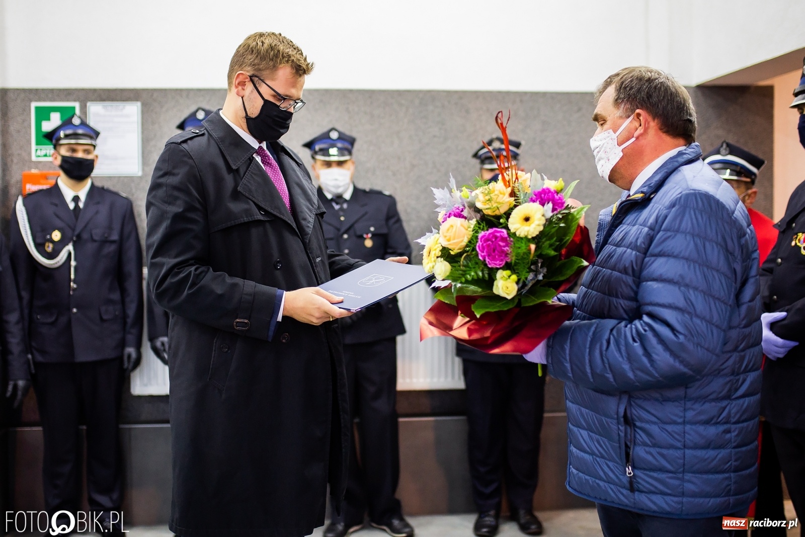 Zdjęcie w galerii na portalu naszraciborz.pl: Druhowie z Krowiarek odebrali kluczyki do nowego wozu bojowego  wiadomości z regionu