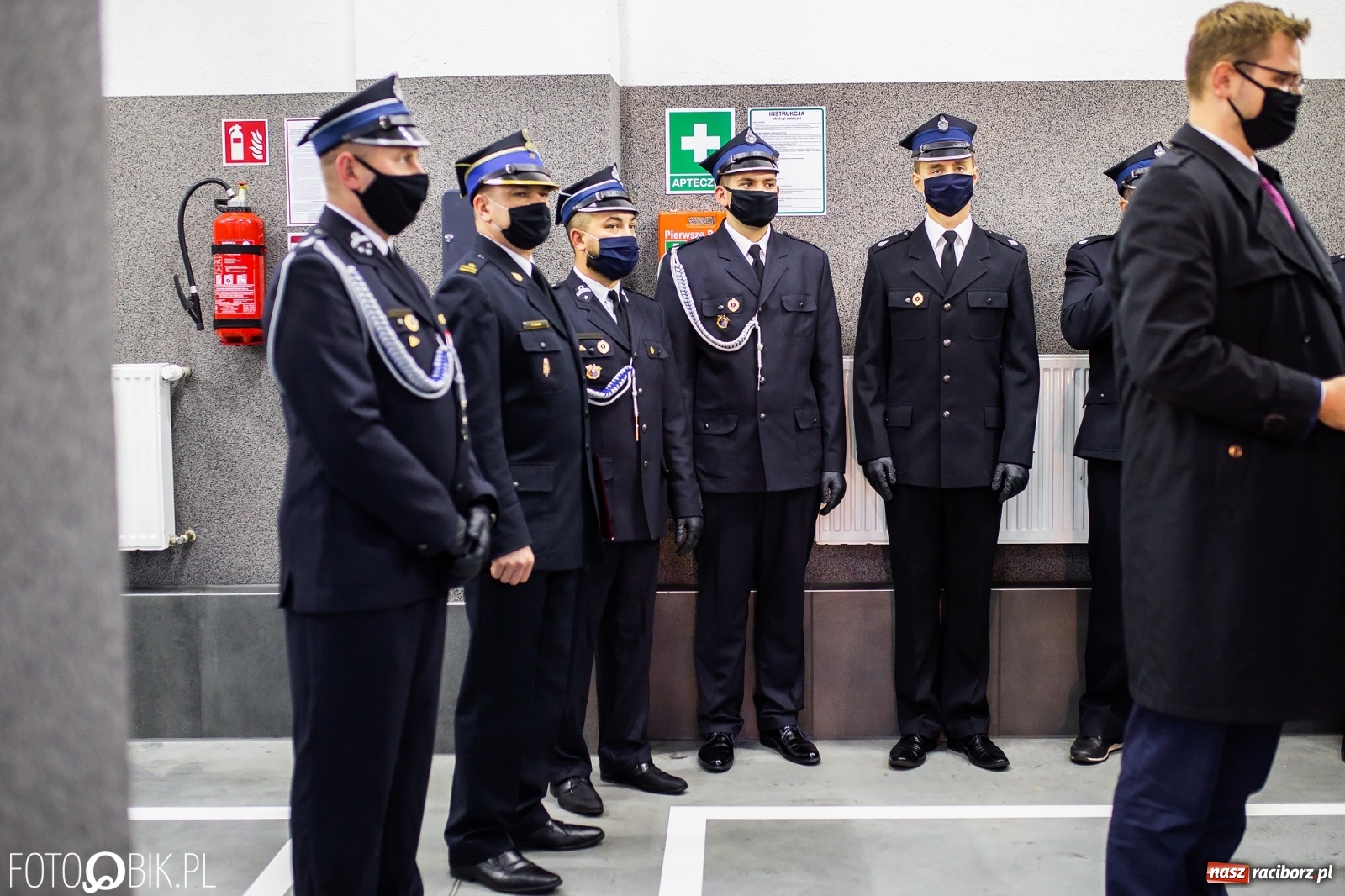 Zdjęcie w galerii na portalu naszraciborz.pl: Druhowie z Krowiarek odebrali kluczyki do nowego wozu bojowego  wiadomości z regionu