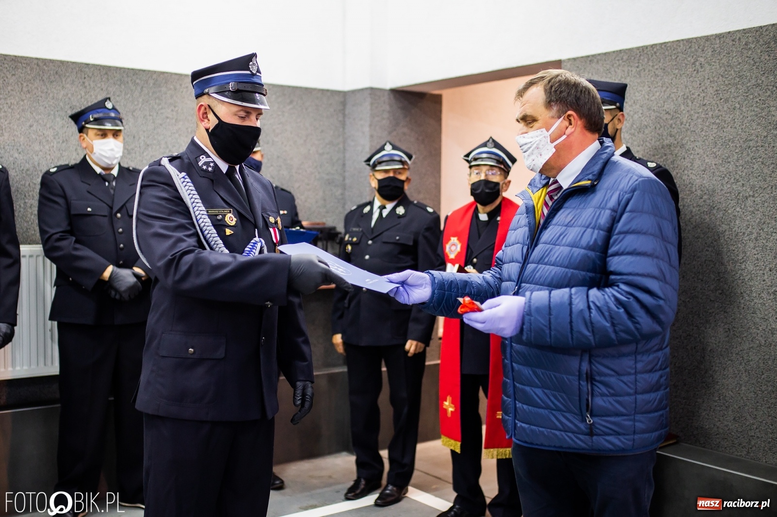 Zdjęcie w galerii na portalu naszraciborz.pl: Druhowie z Krowiarek odebrali kluczyki do nowego wozu bojowego  wiadomości z regionu
