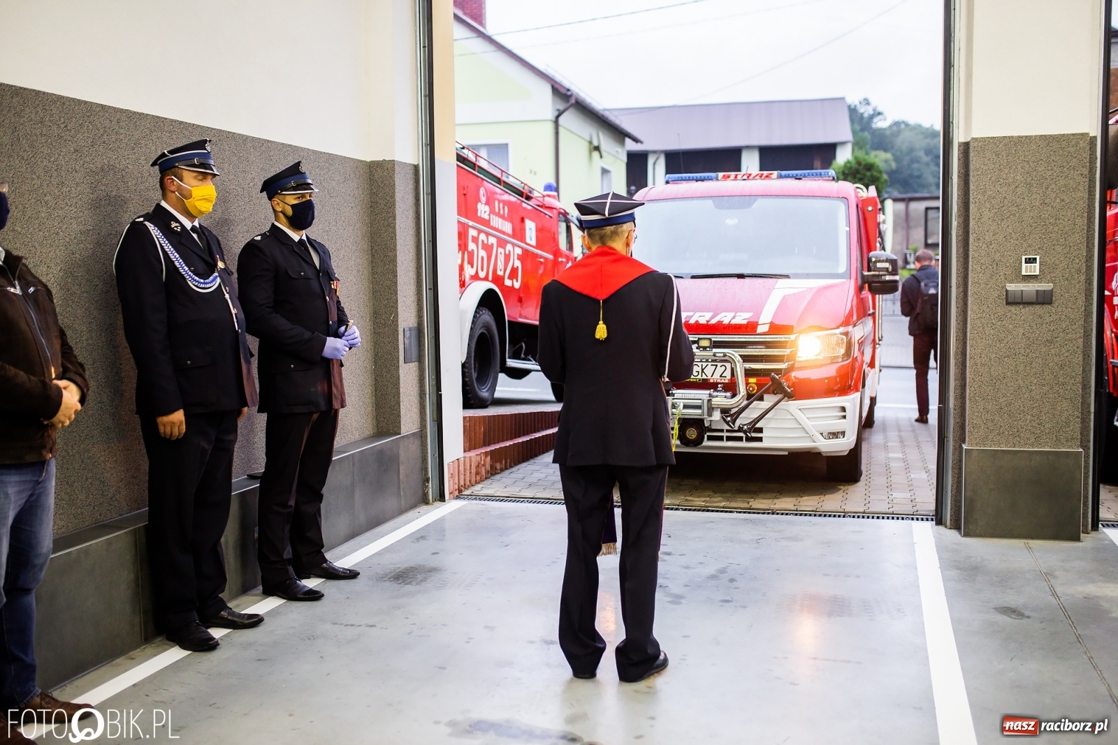 Zdjęcie w galerii na portalu naszraciborz.pl: Druhowie z Krowiarek odebrali kluczyki do nowego wozu bojowego  wiadomości z regionu